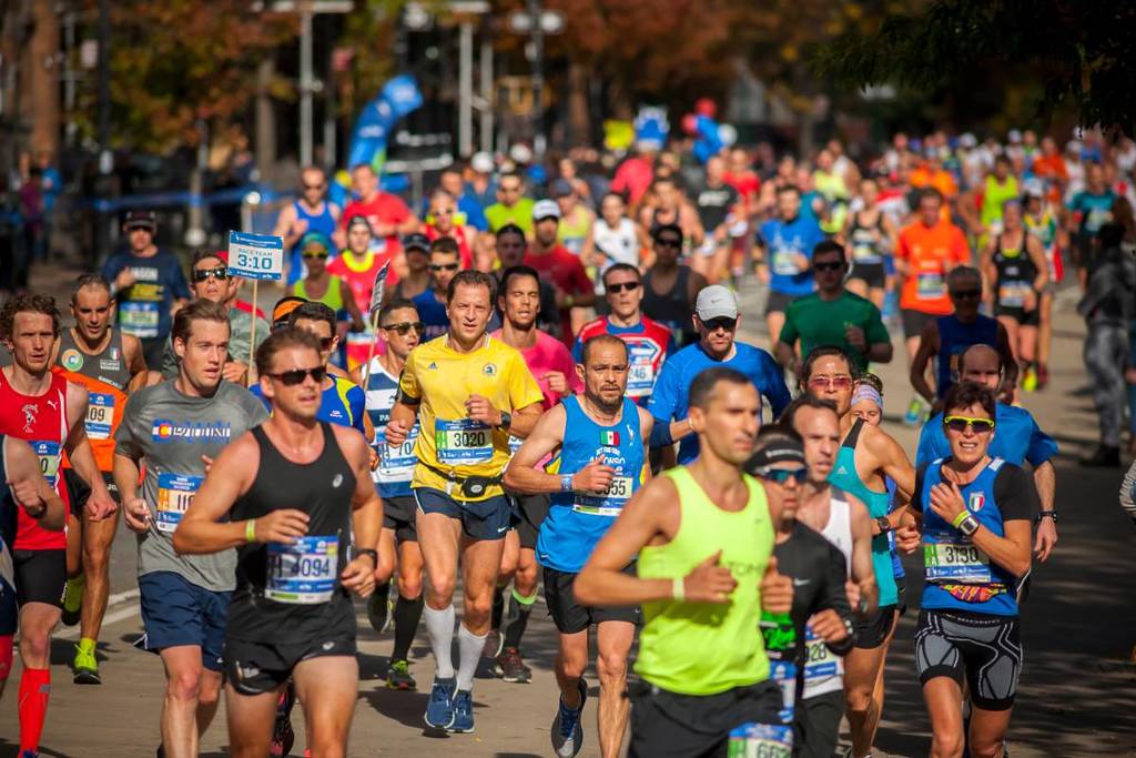 mensen die meedoen aan de NYC Marathon