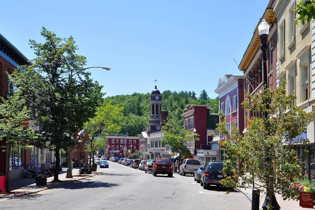 SARANAC LAKE, NY, EUA - 3 DE JULHO DE 2011: Rua principal da vila de Saranac Lake nas Montanhas Adirondack, Nova York, EUA.