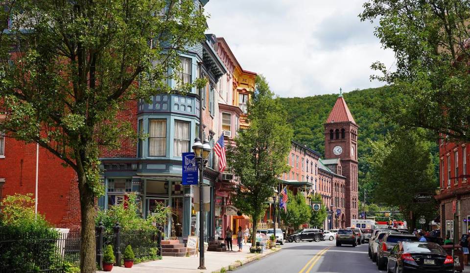 Travel + Leisure heeft deze epische herfstroadrip vanuit NYC zojuist uitgeroepen tot een van de beste voor 2026 — met een stadje dat ook wel het ‘Zwitserland van Amerika’ wordt genoemd, watervallen en wijnhuizen