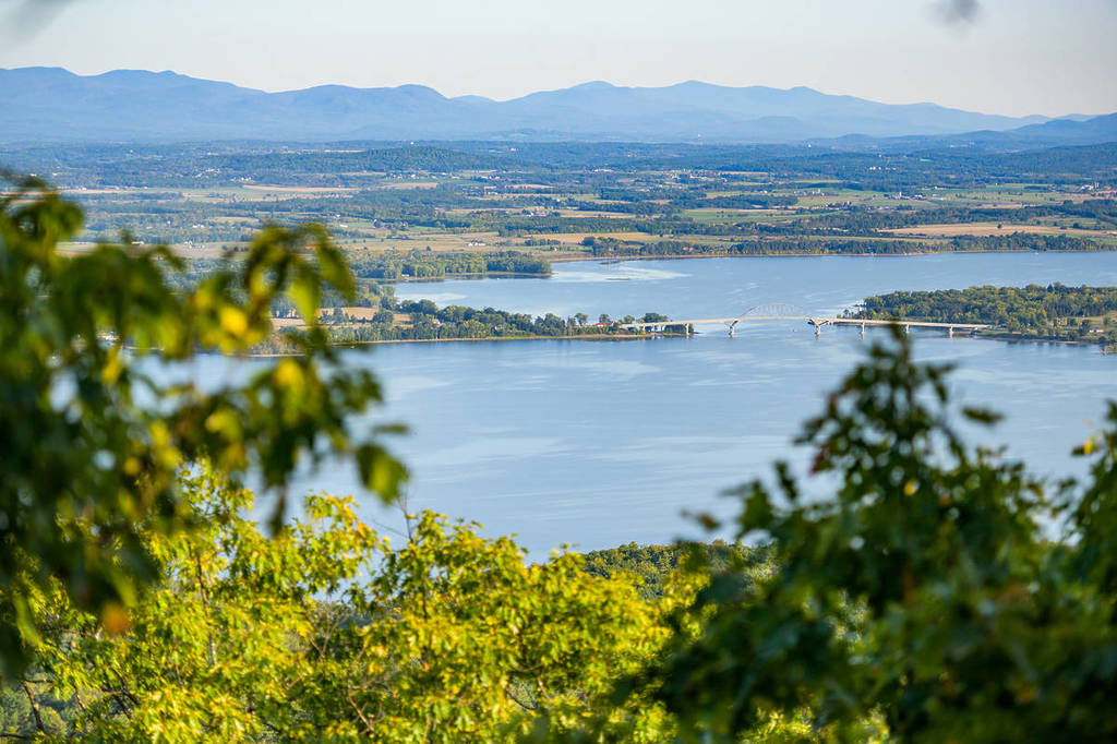 Uma cidade tranquila à beira do lago, conhecida como &#8220;a porta de entrada para os Adirondacks&#8221;, é a cidade mais descontraída de Nova York