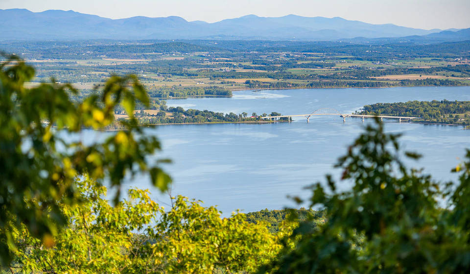 Una tranquilla cittadina lacustre conosciuta come &#8220;la porta degli Adirondack&#8221; è la città più rilassata di New York