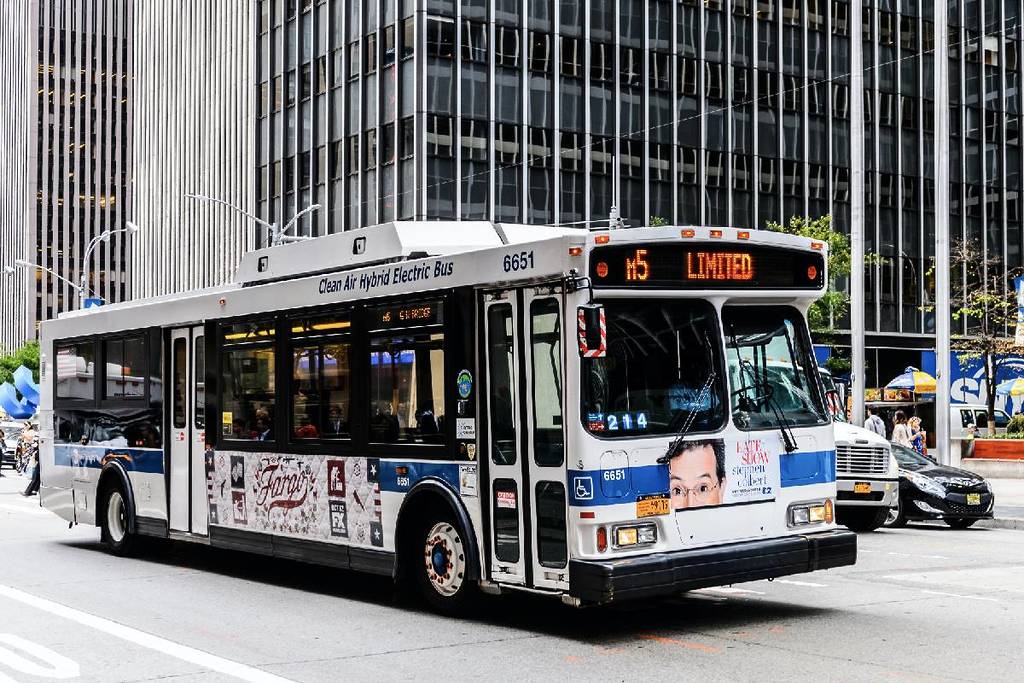 La città di New York investe 40 milioni di dollari per installare quasi 9.000 posti a sedere alle fermate degli autobus: ecco come trasformerà i vostri spostamenti