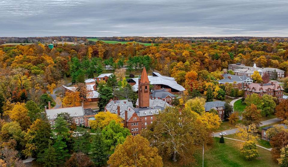 Un incantevole villaggio di case per bambole nell&#8217;Upstate di New York è una delle migliori città lacustri d&#8217;America ed è stato restaurato dalla fondatrice di American Girl.