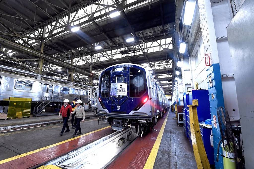 Gouverneur Kathy Hochul en MTA voorzitter en CEO Janno Lieber onthullen en maken een inaugurele rit met de eerste R211T metro langs de C lijn vanaf de 207 St Yard op donderdag 1 februari 2024.