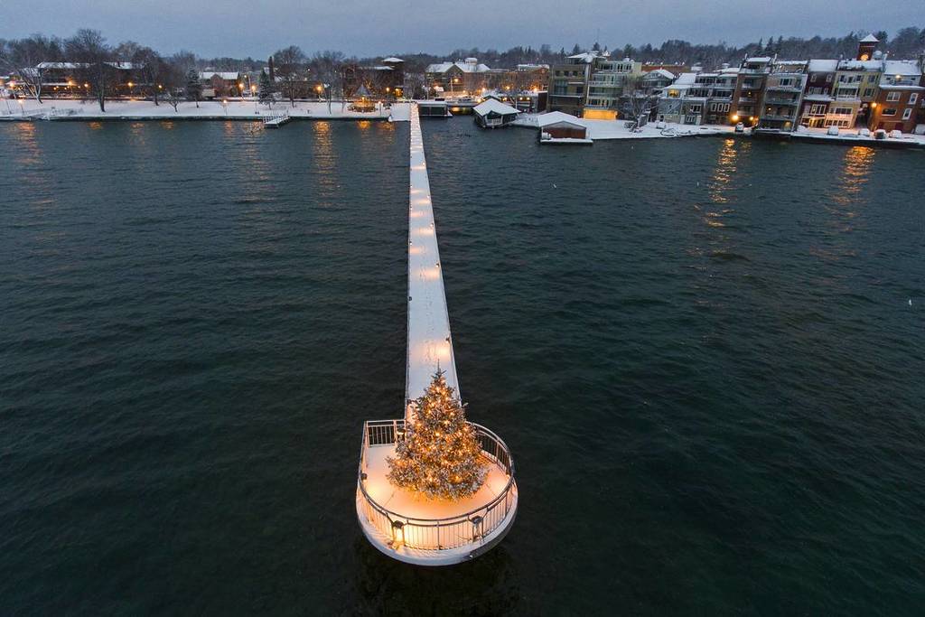 Photos aériennes du village de Skaneateles sur les Finger Lakes et de l'arbre de Noël pendant les fêtes de fin d'année