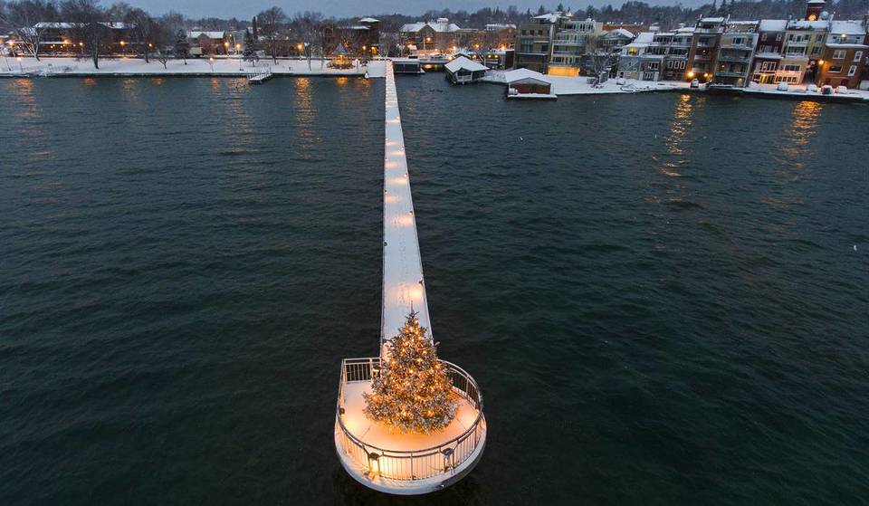 Questo magico villaggio dell&#8217;Upstate NY ha uno dei centri storici più festosi d&#8217;America per le feste, oltre a un enorme festival natalizio dedicato a Charles Dickens
