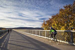 USA, New York, Hudson Valley, Poughkeepsee, Walkway Over The Hudson, pedestrian walkway on renovated train trestle over the Hudson River