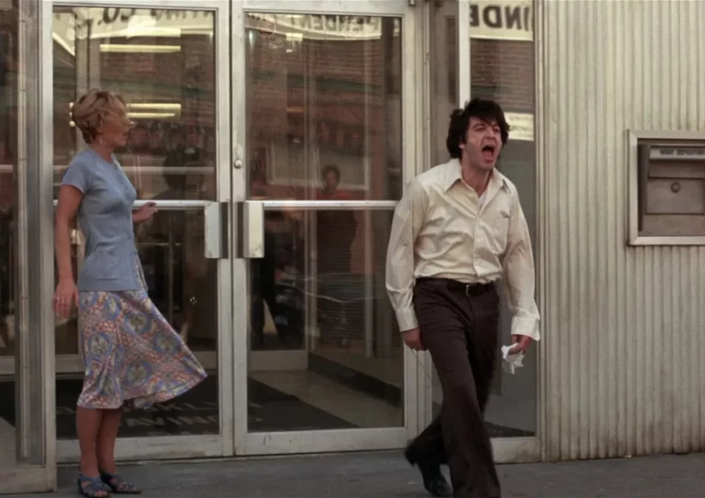 Ein Standbild aus Dog Day Afternoon, einem der fesselndsten New-York-Filme, den Letterboxd-Fans sehr schätzen.