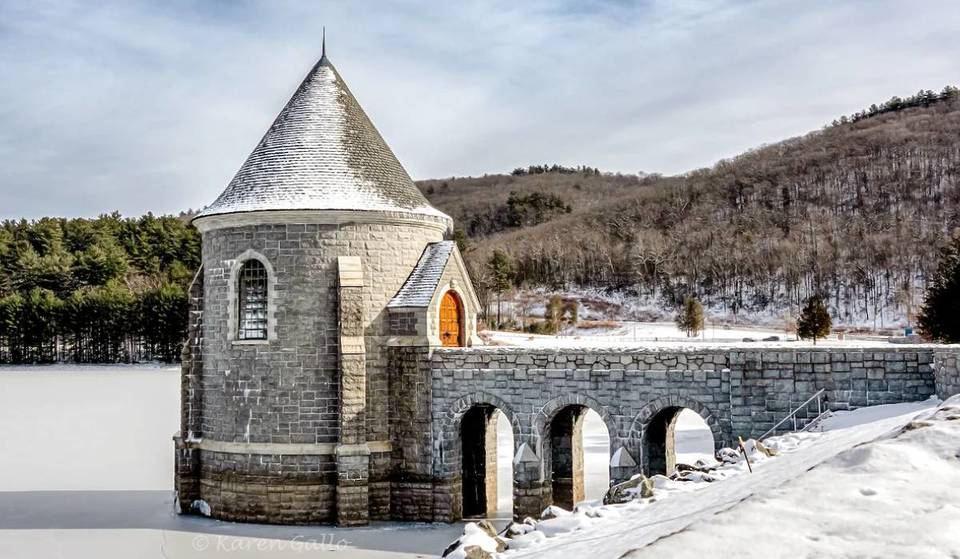 This Charming Mountain Town Near NYC Was Named A Must-Visit Winter Escape—With Ski Slopes, Frozen Waterfalls, &#038; Cozy Cabins
