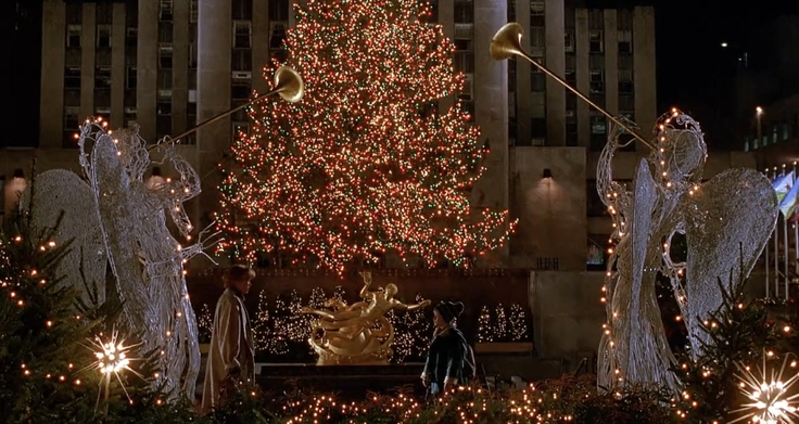 L'albero di Natale del Rockefeller Center, dove Kevin si riunisce con la madre, è una delle location iconiche di Home Alone 2 a New York.