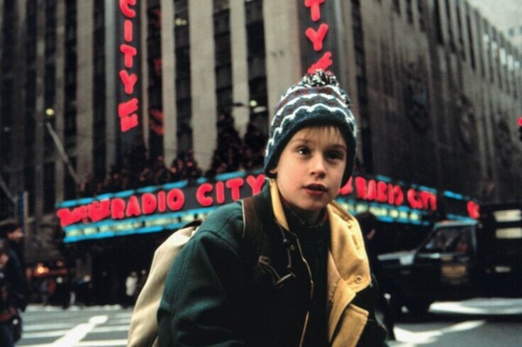Kevin McCallister di fronte al Radio City Music Hall in "Home Alone 2".
