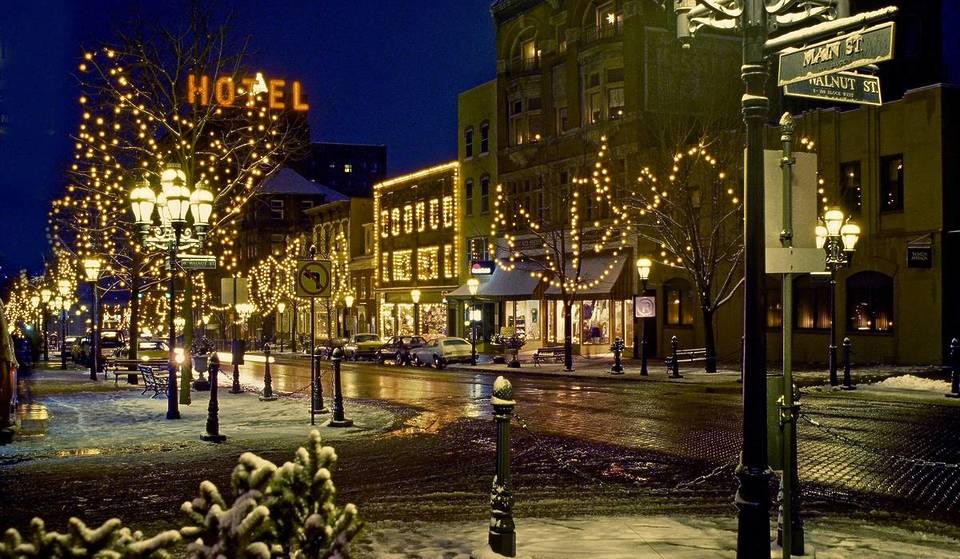 Deze magische stad staat bekend als &#8216;Christmas City USA&#8217; &#8211; thuisbasis van de eerste kerstboom in de geschiedenis en 2 van de beste kerstmarkten in de VS