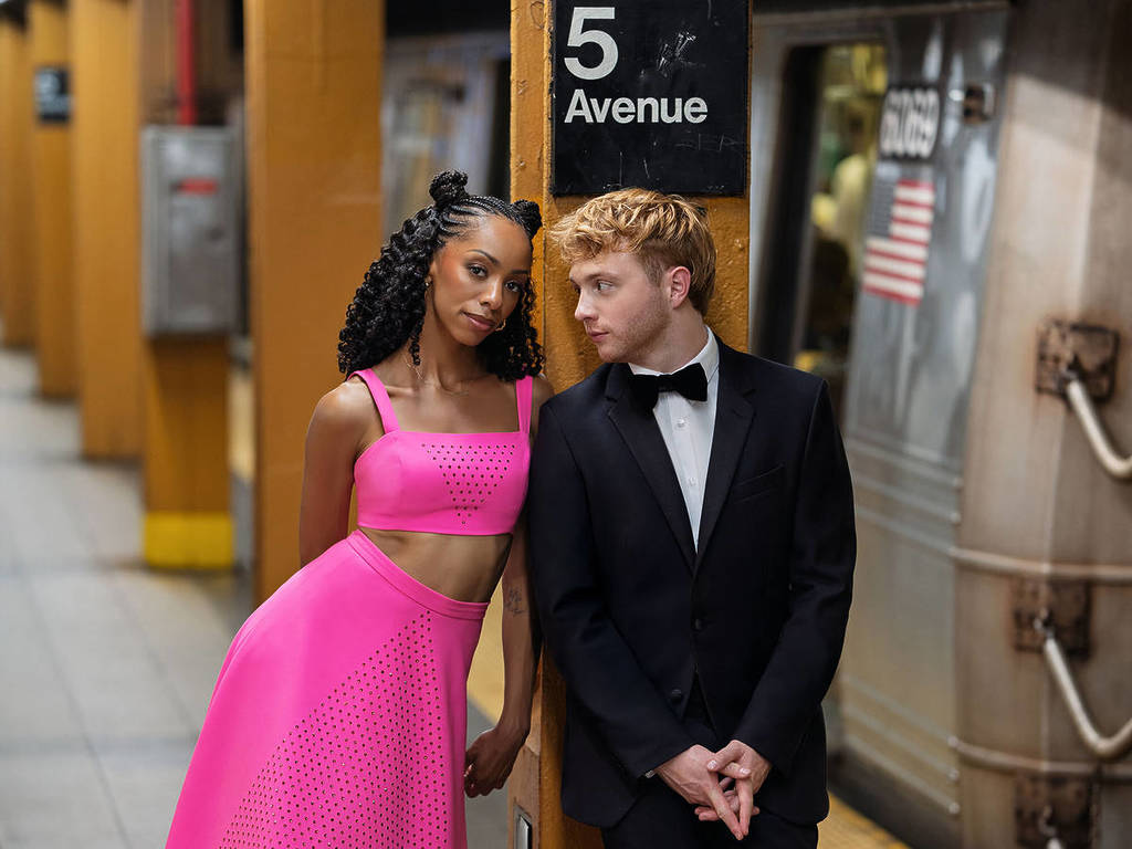 Two Strangers (Carry a Cake Across New York)