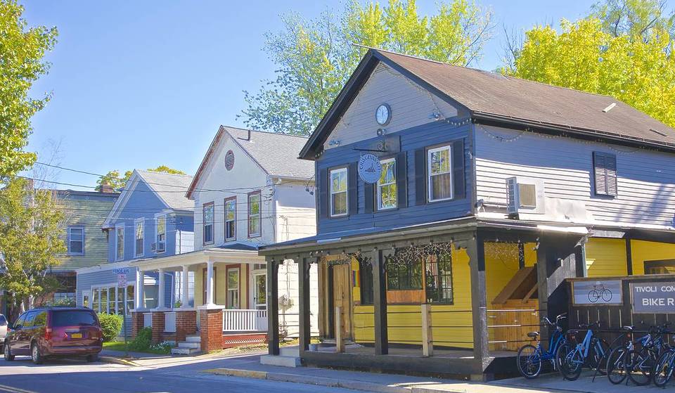 Dit schattige rivierstadje in de staat NY heeft maar 1000 inwoners &#8211; en de achterwaartse naam is &#8216;I-L-O-V-I-T&#8217;.