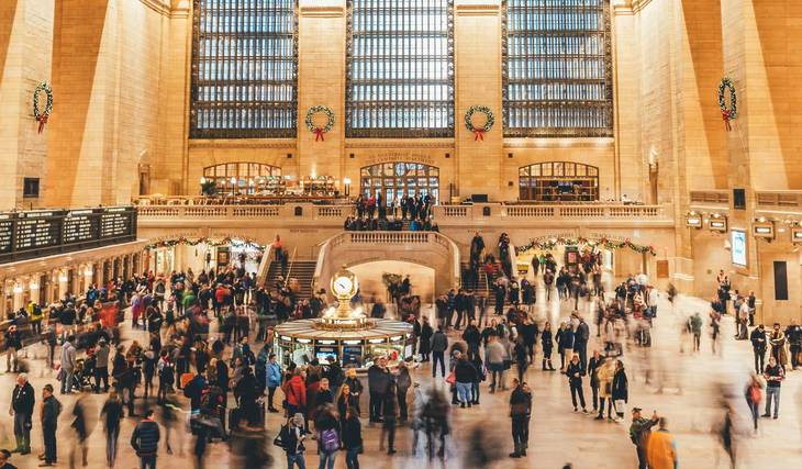 Avec près de 82 millions d&rsquo;Américains en déplacement, Thanksgiving 2025 sera la saison de voyage la plus chargée jamais enregistrée