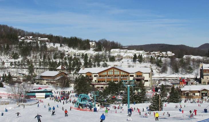 Ce petit village enneigé du nord de l&rsquo;État de New York est le « Aspen de New York », connu pour ses pistes de ski de classe mondiale et ses spas aux grottes de sel rose.