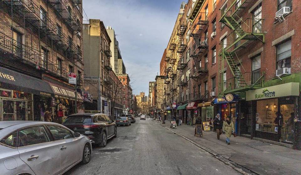 De ‘Coolste Straat’ in de V.S. is dit trendy stuk in NYC dat bekend staat om zijn indieboetieks, grensverleggende eetgelegenheden en historische kwaliteit