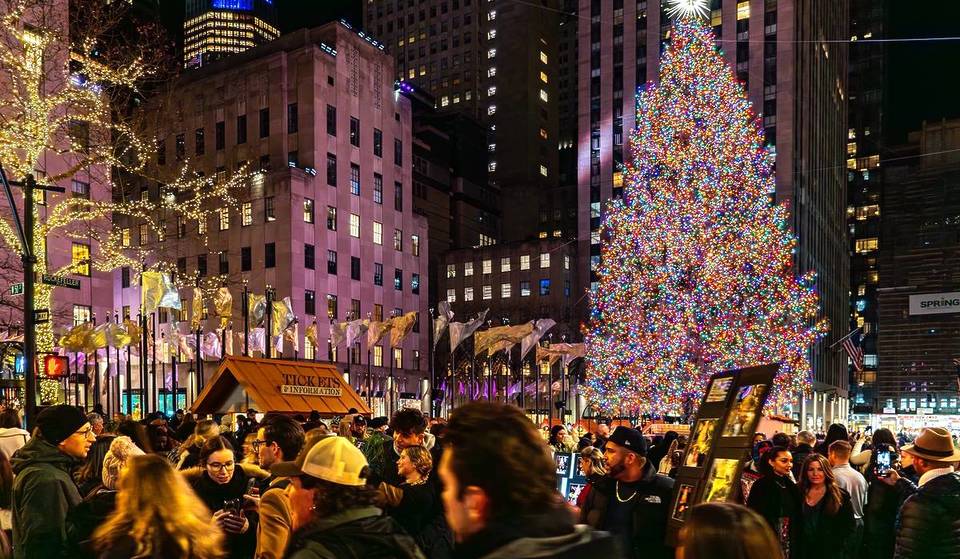 3 miljoen Swarovski-kristallen bovenop de Rockefeller-boom – je kunt de iconische 9-voetige ster nu zien