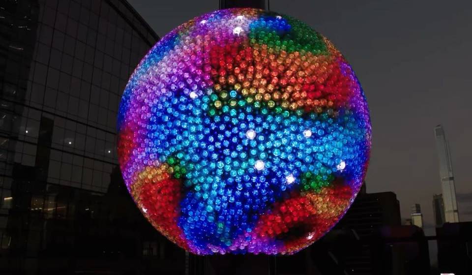 De grootste oudejaarsbal ooit op Times Square is zojuist onthuld – hij is 12 voet breed, weegt meer dan 12 kilo en is bedekt met twee keer zoveel glinsterende kristallen