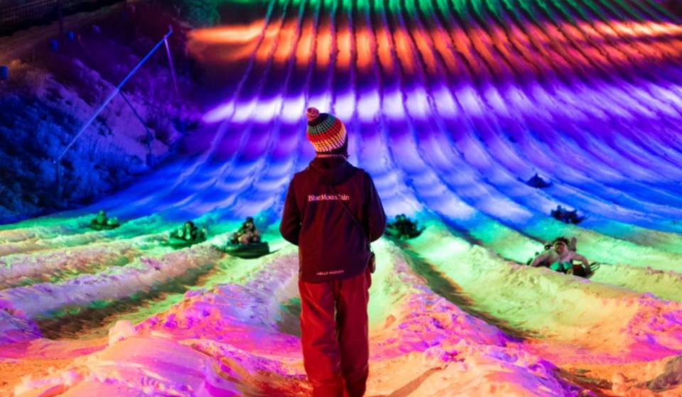 La estación de snow tubing más grande del país está a sólo 2 horas de Nueva York, con 56 pistas, espectáculos de luces, salones Après y más…