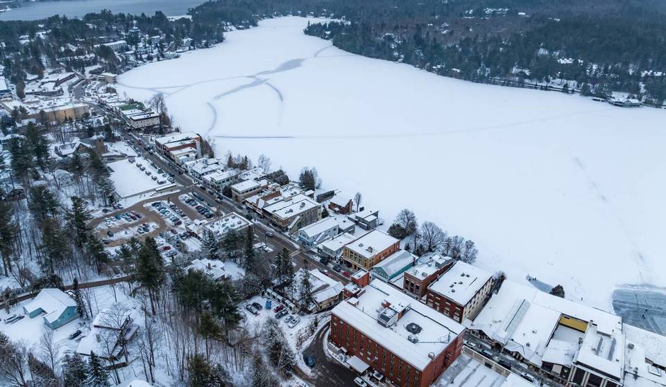 La città natalizia più “simile a Hallmark” d’America è un villaggio da fiaba dell’Adirondack noto per la sua strada principale innevata, il pattinaggio sul lago ghiacciato e le sue accoglienti locande