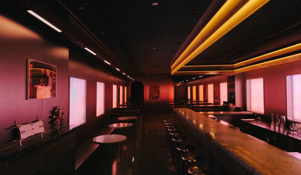 De wildste nieuwe plek van NYC? Deze 4 verdiepingen tellende Aziatische culturele hub met cocktails uit automaten, retro mandopop en Gua Sha gezichtsbehandelingen