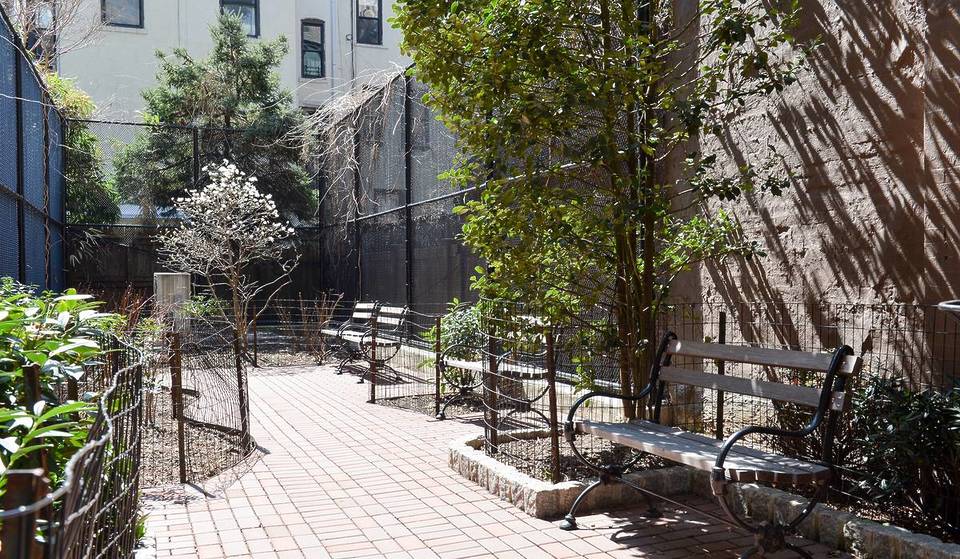 Het kleinste park van NYC is een kleine oase aan de Upper West Side, verscholen tussen twee Brownstones – slechts 0,04 hectare groot