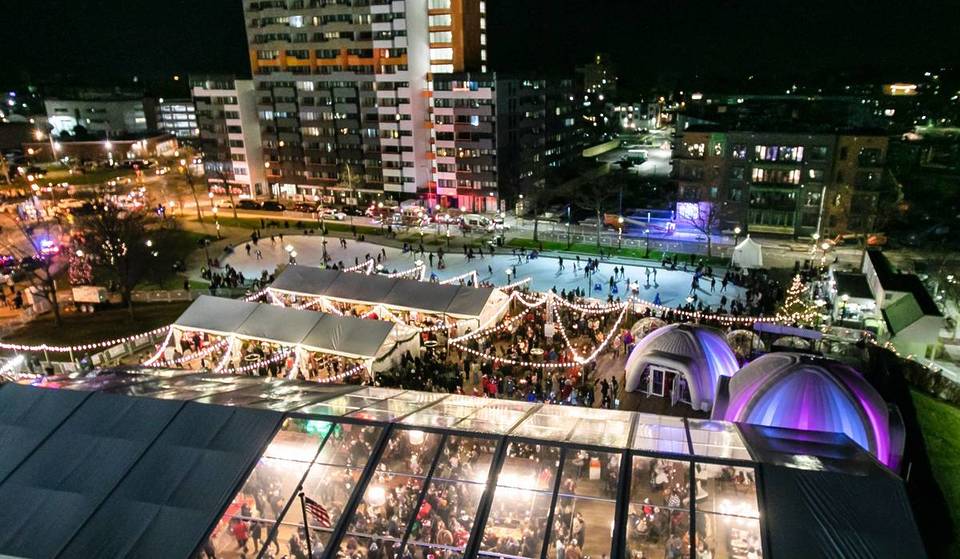 Este mágico pueblo navideño del norte del estado de Nueva York ofrece patinaje sobre hielo gratuito, acogedores iglús, bares y uno de los mejores mercados navideños de EE.UU.