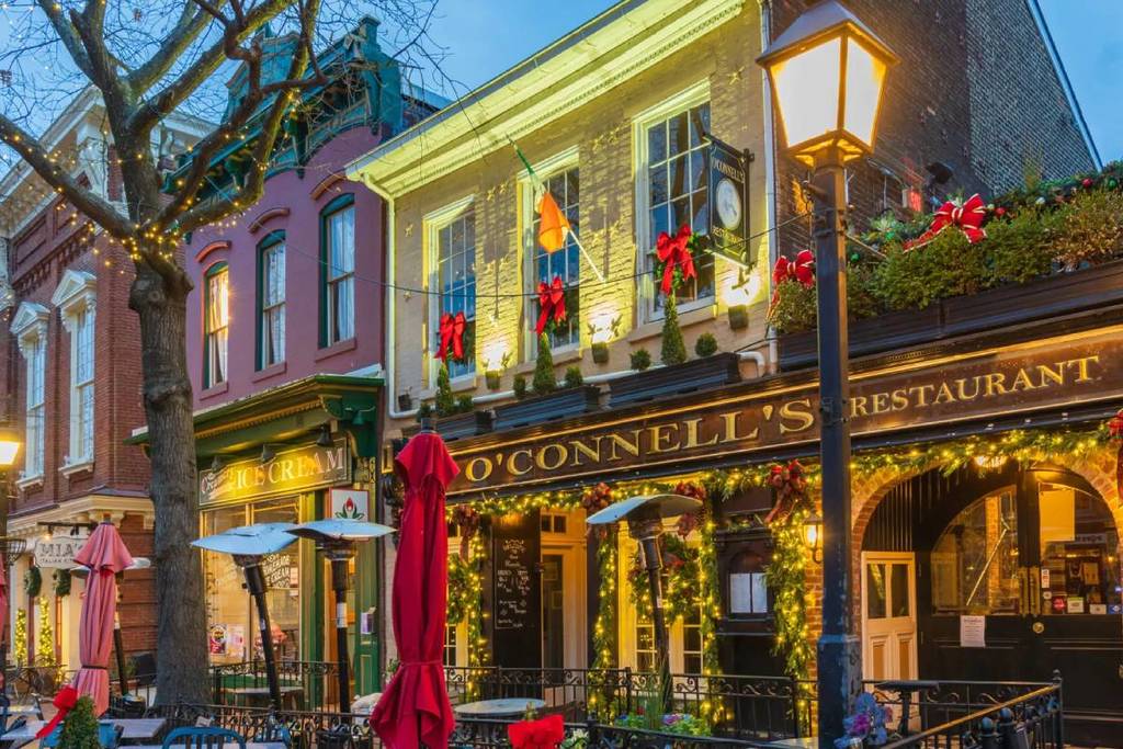 Diese malerische Stadt am Wasser, 4 Stunden von NYC entfernt, wurde zu einem der besten Reiseziele für die Winterferien gekürt – mit einem berühmten Weihnachtsmarkt, Kopfsteinpflasterstraßen und festlichem Blick auf den Fluss