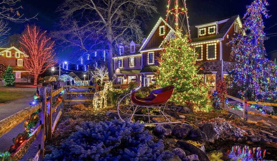 Diese weihnachtliche Flussstadt in der Nähe von NYC ist „Amerikas echtes Hallmark-Filmset“ – mit Nordpol-Zugfahrten und einem Dorf mit Millionen von Lichtern