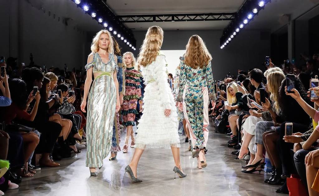 New York, NY, USA - 7. September 2018: Models laufen über den Laufsteg, um die Vivienne Hu Frühjahr/Sommer-Kollektion 2019 während der NY Fashion Week in den Spring Studios in Manhattan zu präsentieren.
