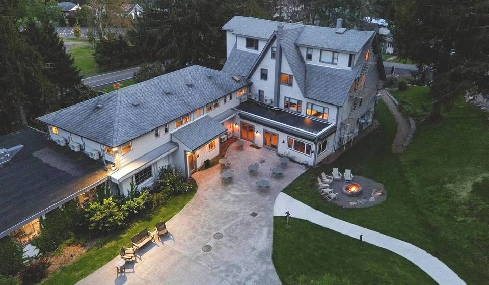 Diese rustikale Lodge in den Catskills ist nur 2,5 Stunden von NYC entfernt – mit Skifahren, Snow Tubing und gemütlichem Après-Ski