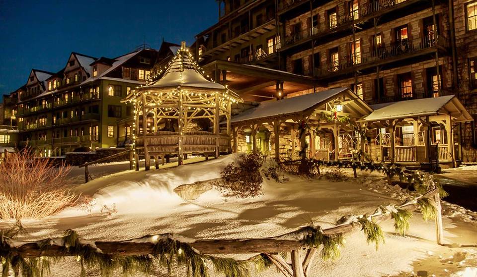 La pista de patinaje al aire libre más bonita de Nueva York se esconde en este impresionante castillo victoriano escondido bajo espectaculares acantilados a sólo 90 minutos de Nueva York.