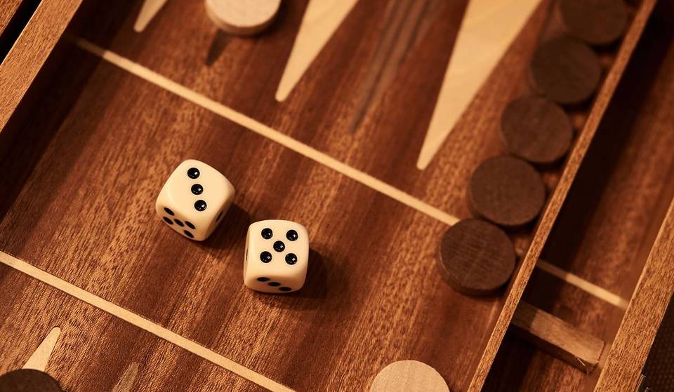 NYCs allererstes Backgammon-Café ist die perfekte Winterflucht mit Spielen, Cocktails und einer gemütlichen Atmosphäre