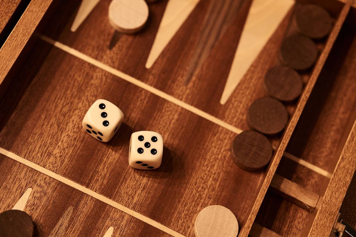 Jeu De Backgammon Vintage - Plateau Bois Et Liège - Pions Bakélite Vert Et Caramel