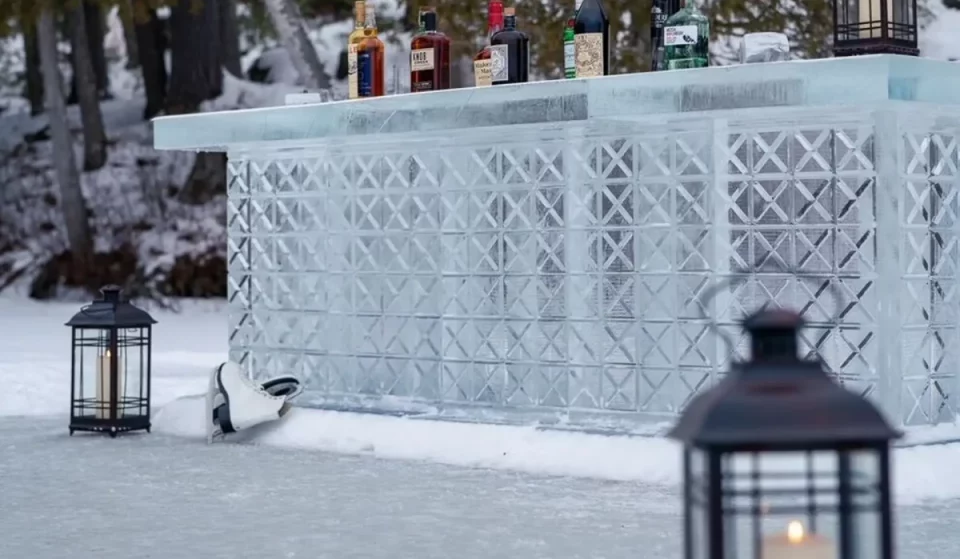 Este encantador complejo de Adirondack parece un pueblo alpino nevado, con el bar de hielo más impresionante del país construido sobre un lago helado y bebidas servidas en vasos de hielo…