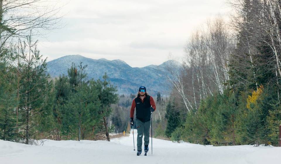 Dieser brandneue 34-Meilen-Winterwanderweg in den Adirondacks lässt Sie durch stille Wälder und gemütliche Bergstädte in Upstate NY gleiten