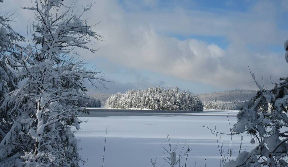 This Alpine-Style Adirondack Town Is One Of New York’s Most Breathtaking Winter Escapes — With Glowing Forests, Dark Skies & Cozy Après Nights