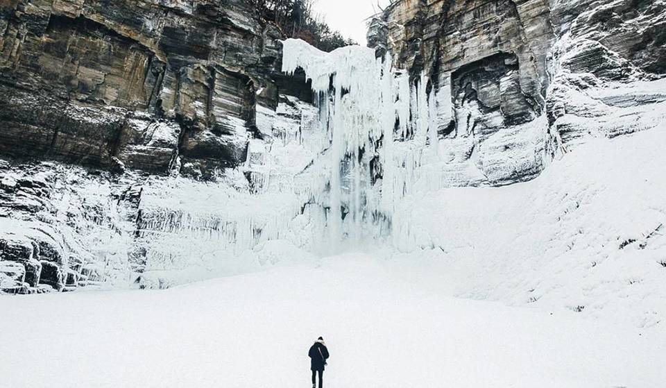La escapada invernal más etérea de Nueva York incluye una espectacular cascada de «rascacielos helados» que se convierte en un helado país de las maravillas invernal…