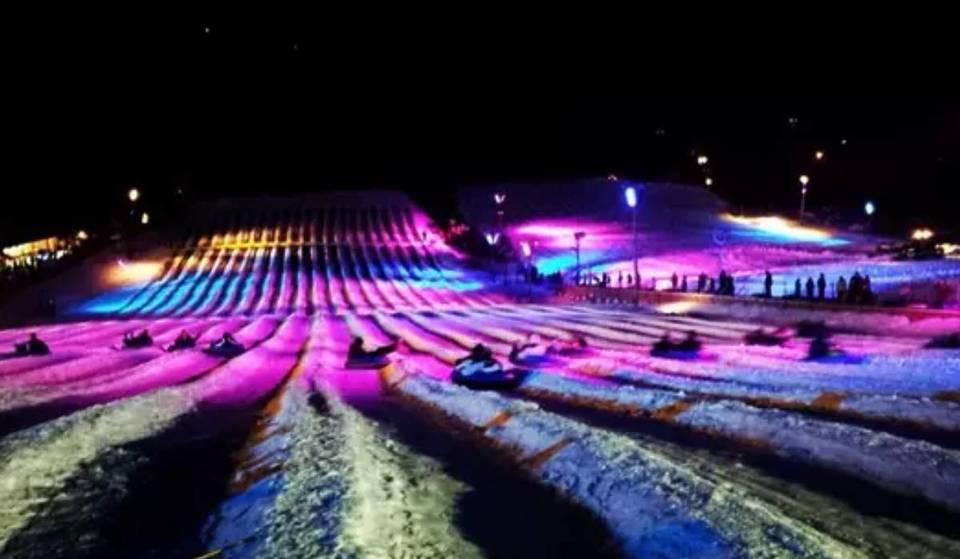 Este «galáctico» centro invernal cerca de Nueva York es el destino número uno de los EE.UU. para practicar snowtubing, con 40 pistas, jacuzzis, pistas iluminadas y un río perezoso cubierto.