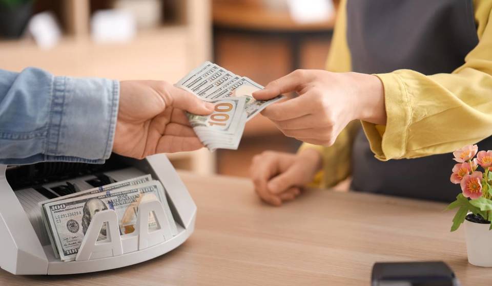 La nueva ley de Nueva York que multará a los comercios con hasta 1.500 dólares por negarse a pagar en efectivo: Todo lo que hay que saber