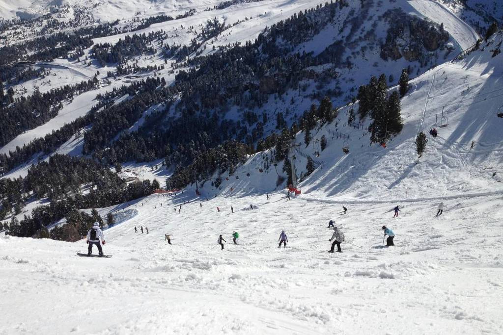 gente esquiando y haciendo snowboard