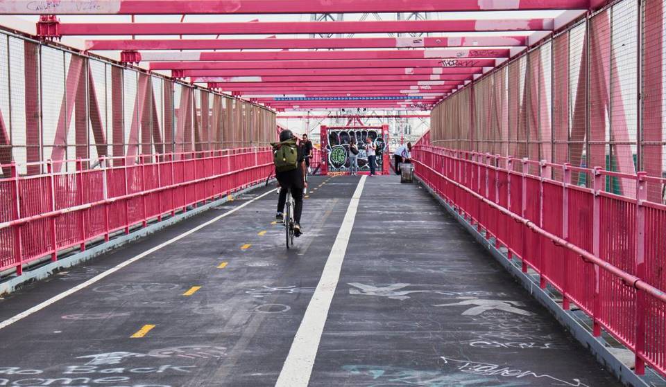 La fameuse bosse de 43 pouces de large sur la voie cyclable du pont de Williamsburg a enfin été réparée