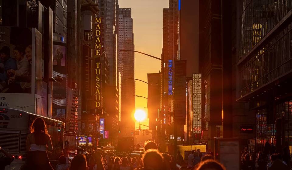 De eerste omgekeerde Manhattanhenge van 2026 brengt dit weekend de meest adembenemende zonsopgang naar NYC