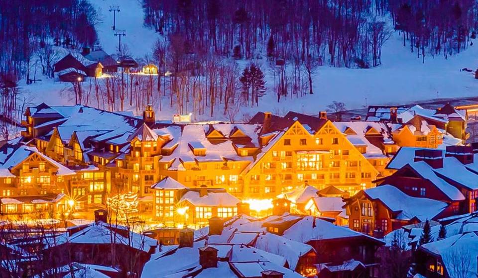 Ce village de ski pittoresque ressemble à la ville de Park City de la côte est, et se trouve juste à un court trajet de NYC – avec le plus haut sommet de l&rsquo;État, des rues de conte de fées, un luxe à flanc de coteau, et du ski de classe mondiale.