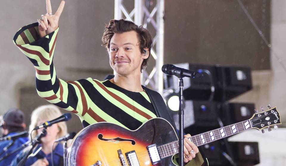 Une toute nouvelle affiche de Harry Styles vient d&rsquo;apparaître sur un coin de rue de SoHo avec un message énigmatique pour les New-Yorkais – Voici ce qu&rsquo;il pourrait vouloir dire et pourquoi NYC pourrait bien avoir la primeur