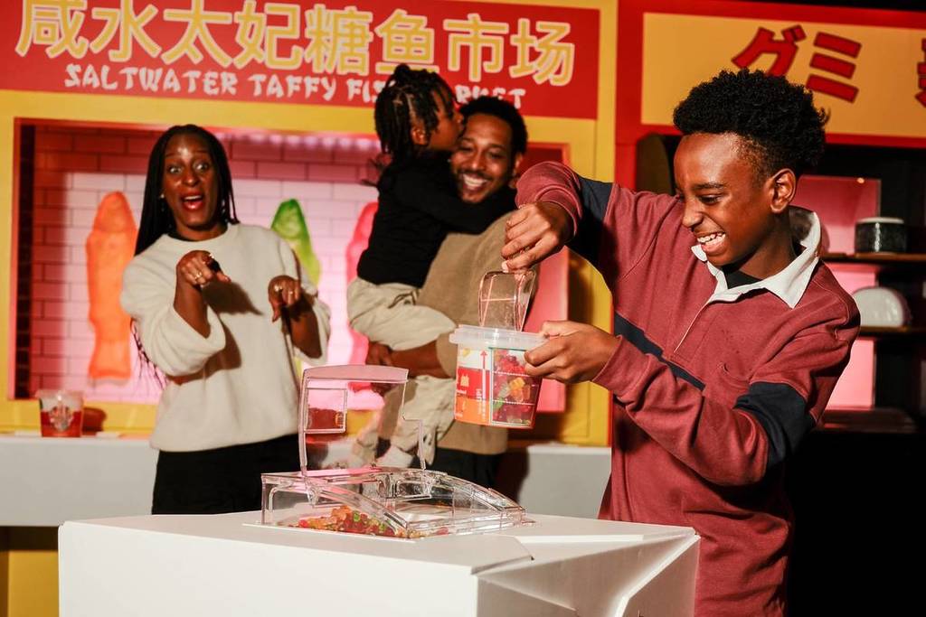 família coletando doces na i Candy NYC