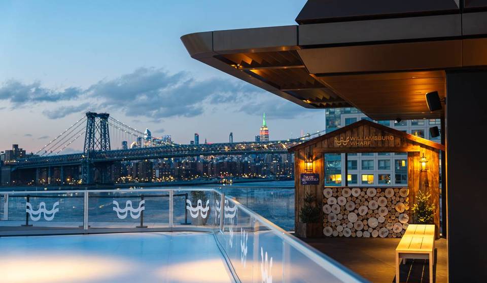 A primeira pista de patinação no gelo elevada do Brooklyn foi oficialmente inaugurada acima da orla de Williamsburg