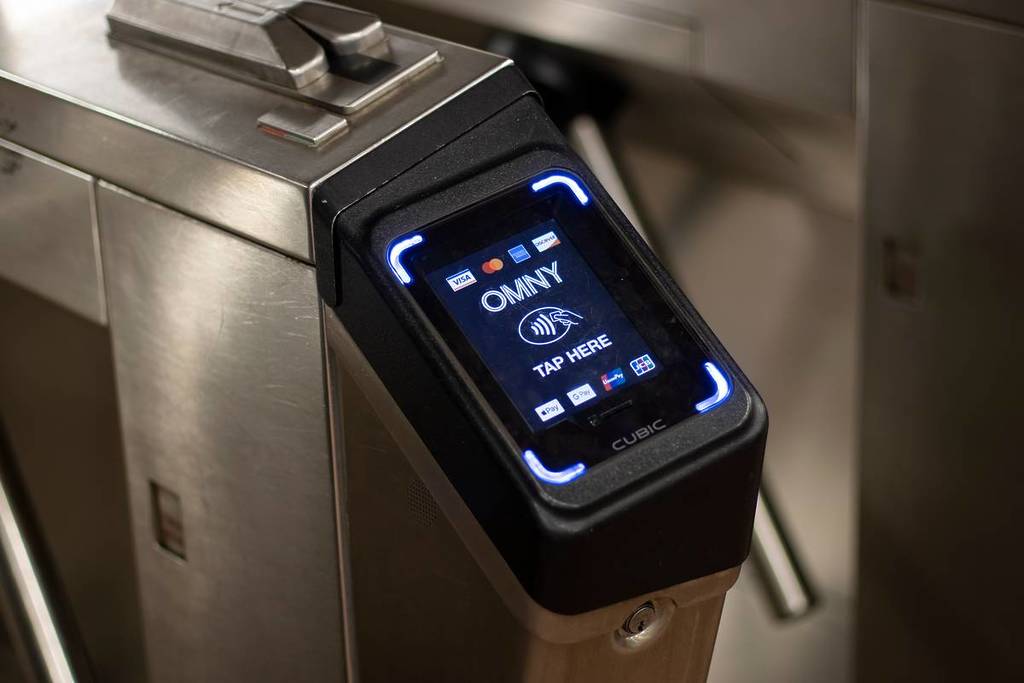 Nova York, NY, EUA — 5 de julho de 2022: Um leitor OMNY é visto em uma catraca do metrô na cidade de Nova York. Os leitores OMNY são terminais de ponto de venda sem contato que permitem que os passageiros paguem suas tarifas instantaneamente.