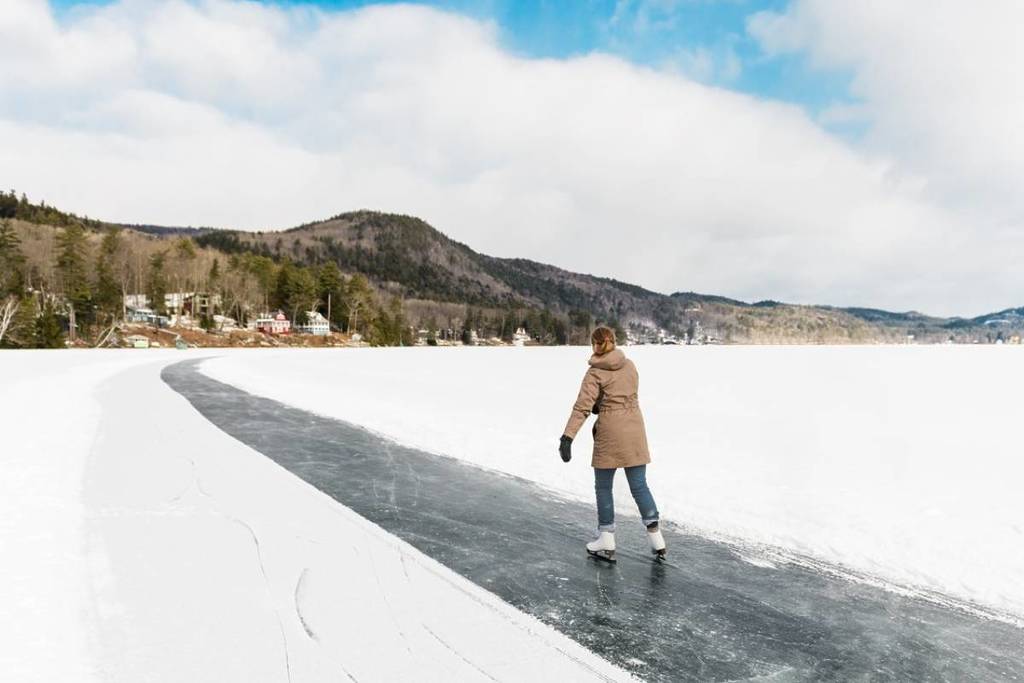La pista di pattinaggio naturale più lunga degli Stati Uniti si trova in una città invernale da favola a breve distanza da New York, con aquile calve, foreste tortuose e viste sulle montagne innevate.